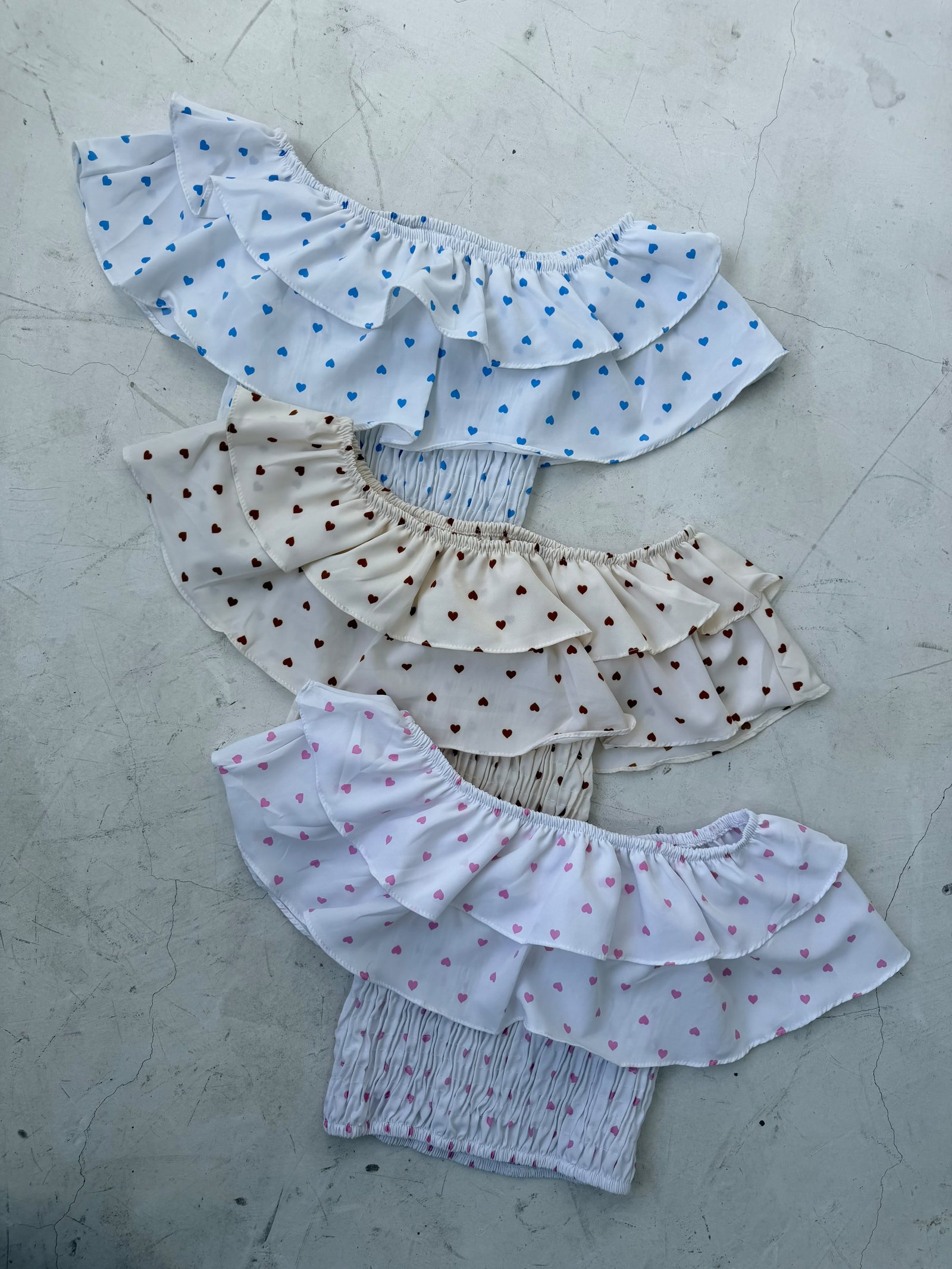 BLUSA FRUNCE Y VOLADO CORAZONES